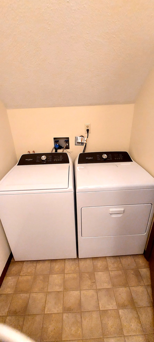 Building Photo - 9477 Ranchview Ln N