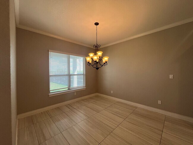 Building Photo - 4815 Viewcrest Rd