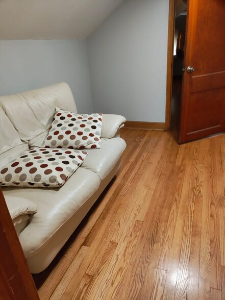 Building Photo - 5925 S Richmond St