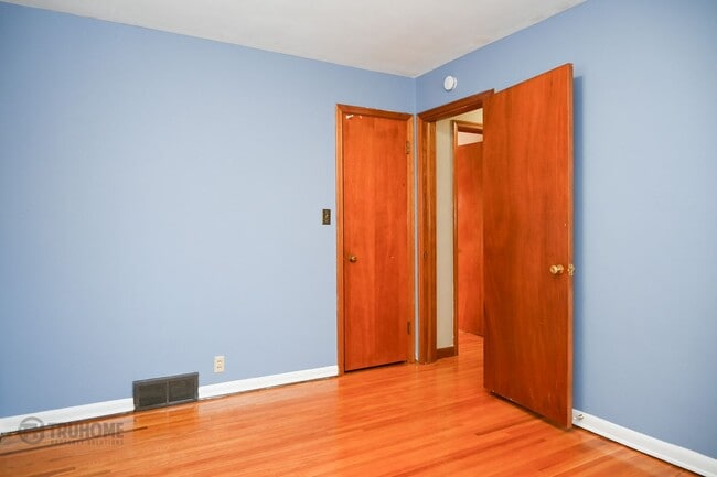 Building Photo - 4 Bed 2 Bath in Prime Location: Your Perfe...