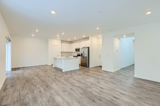 Building Photo - 637 Thistle Pl
