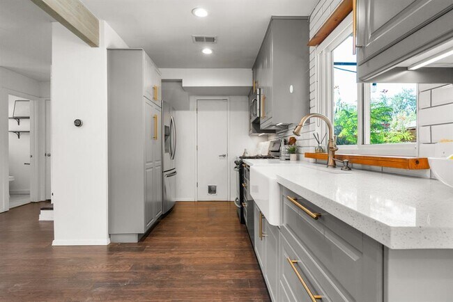 Building Photo - 309 Craigmont Dr