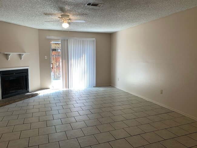 Building Photo - 2 bedroom 2 bath town home in a gated comm...