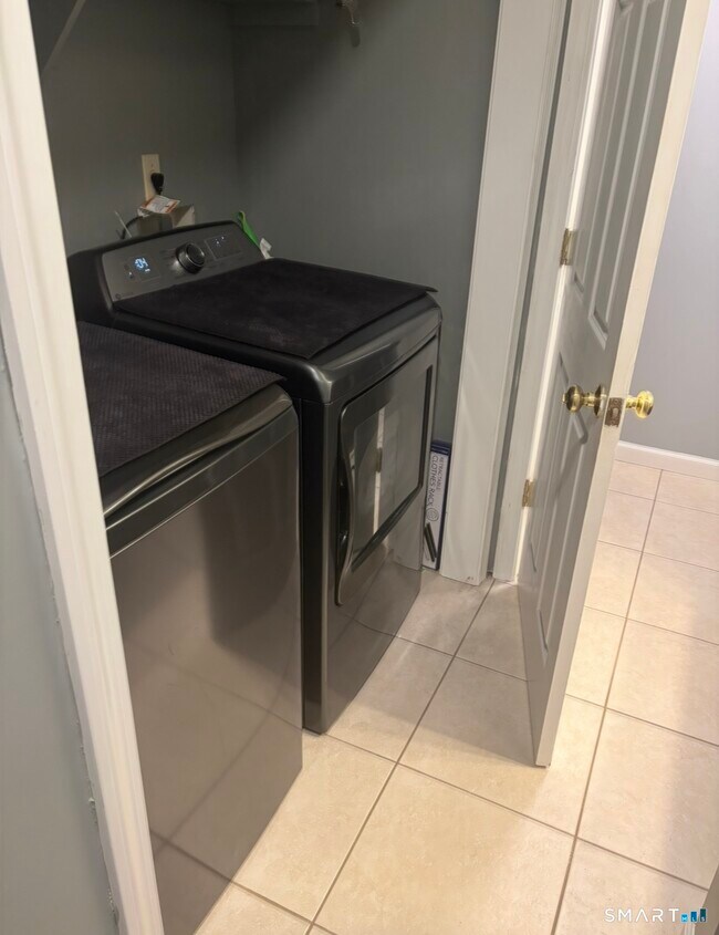 Building Photo - 939 N Main St