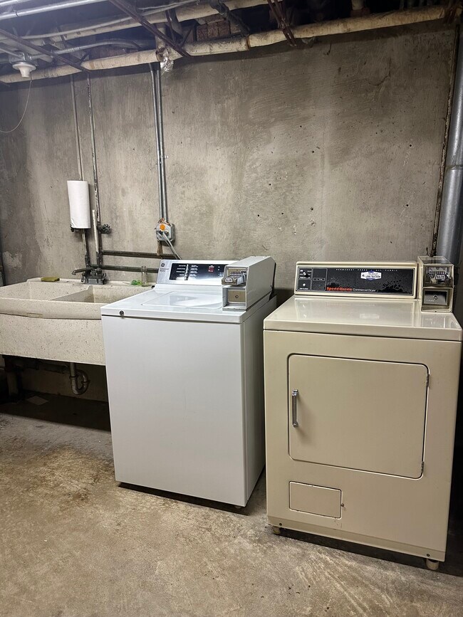 Building Photo - 6259 N Milwaukee Ave