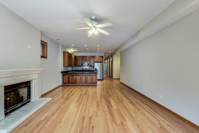 Building Photo - Stunning Wicker Park 3 Bed - Available August 1st