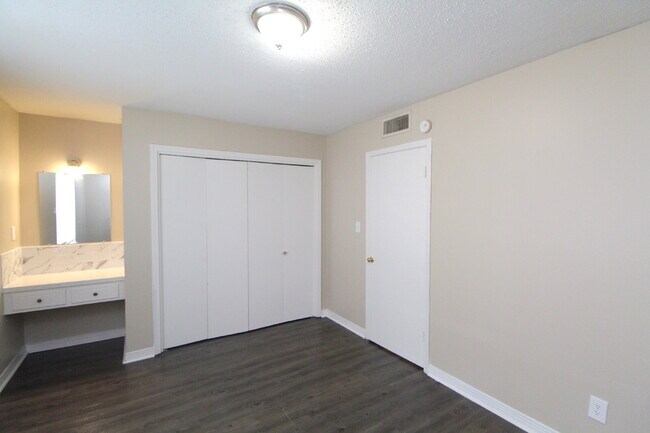 Building Photo - Don’t Miss This Updated First-Floor 1BR — Modern Upgrades, Easy Living & Prime Location Near 9 Mi...