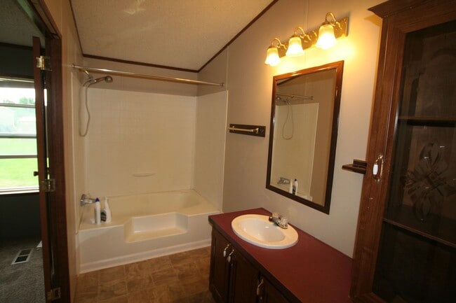 Building Photo - 3 br 2 bath manufactured centrally located