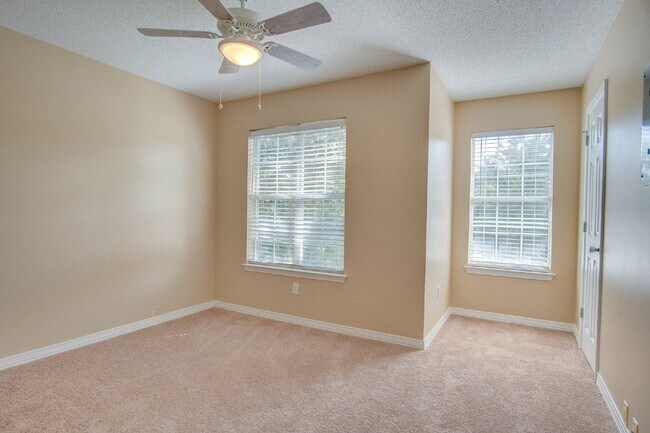 Building Photo - Navarre 3/2.5 Townhome – Minutes from Nava...