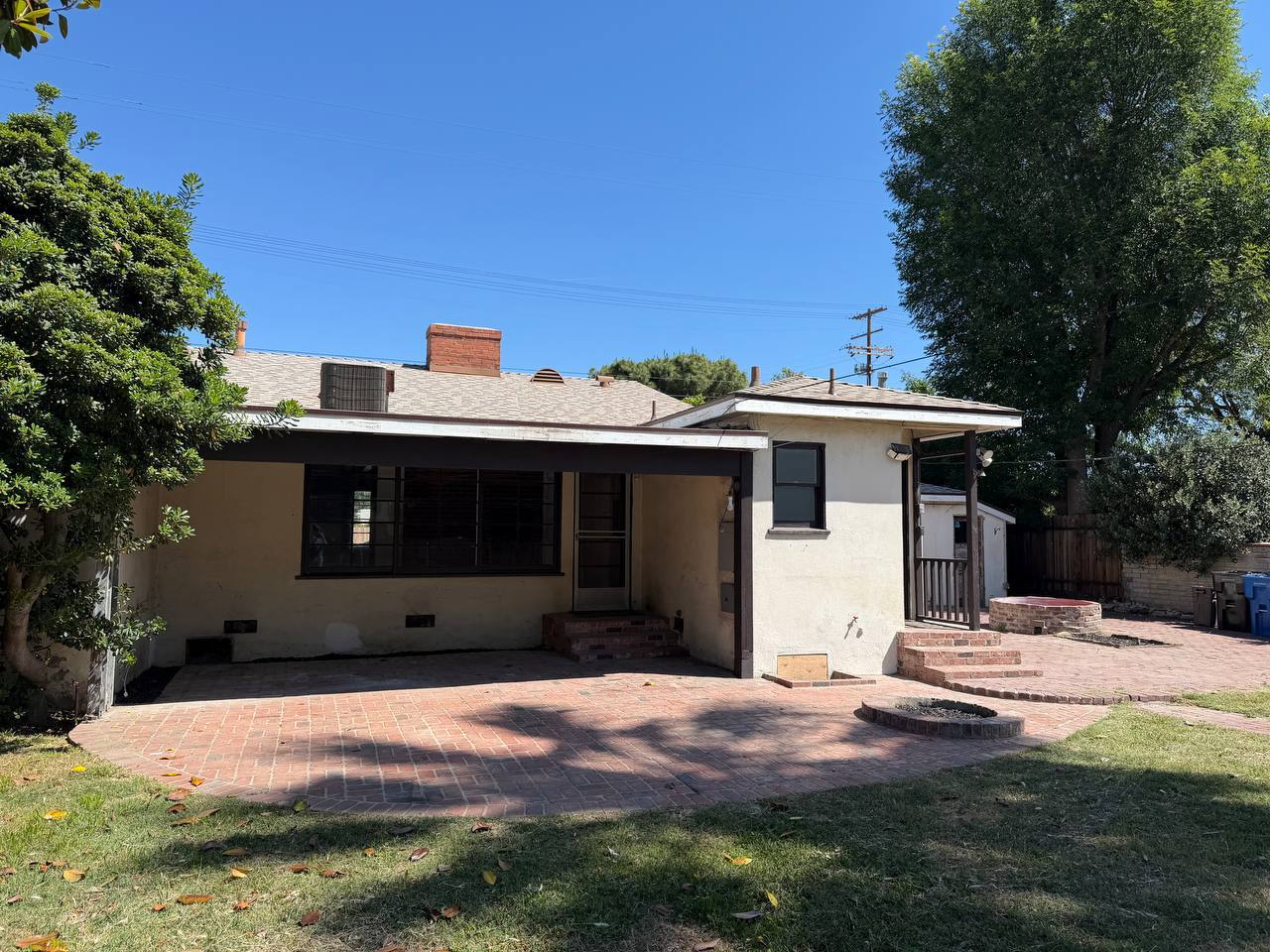 Building Photo - 13422 Oxnard St