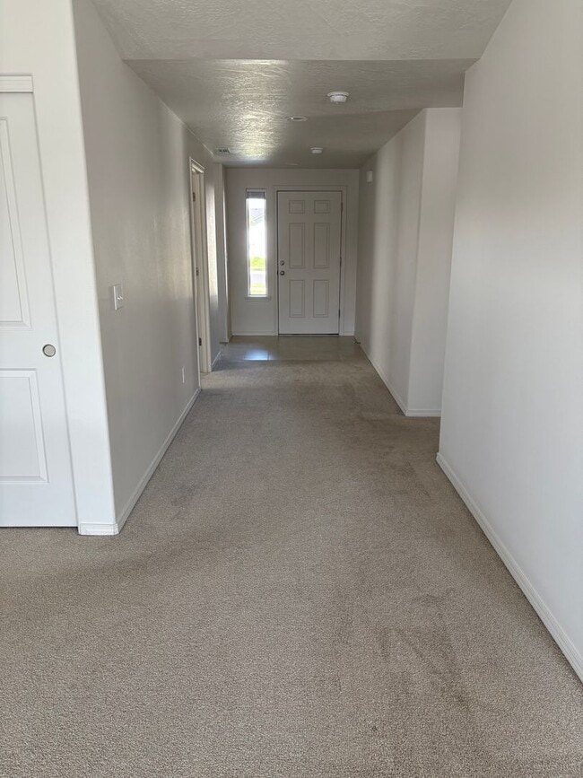 Building Photo - 1/2 Off Deposit!! Newer Construction in Ma...