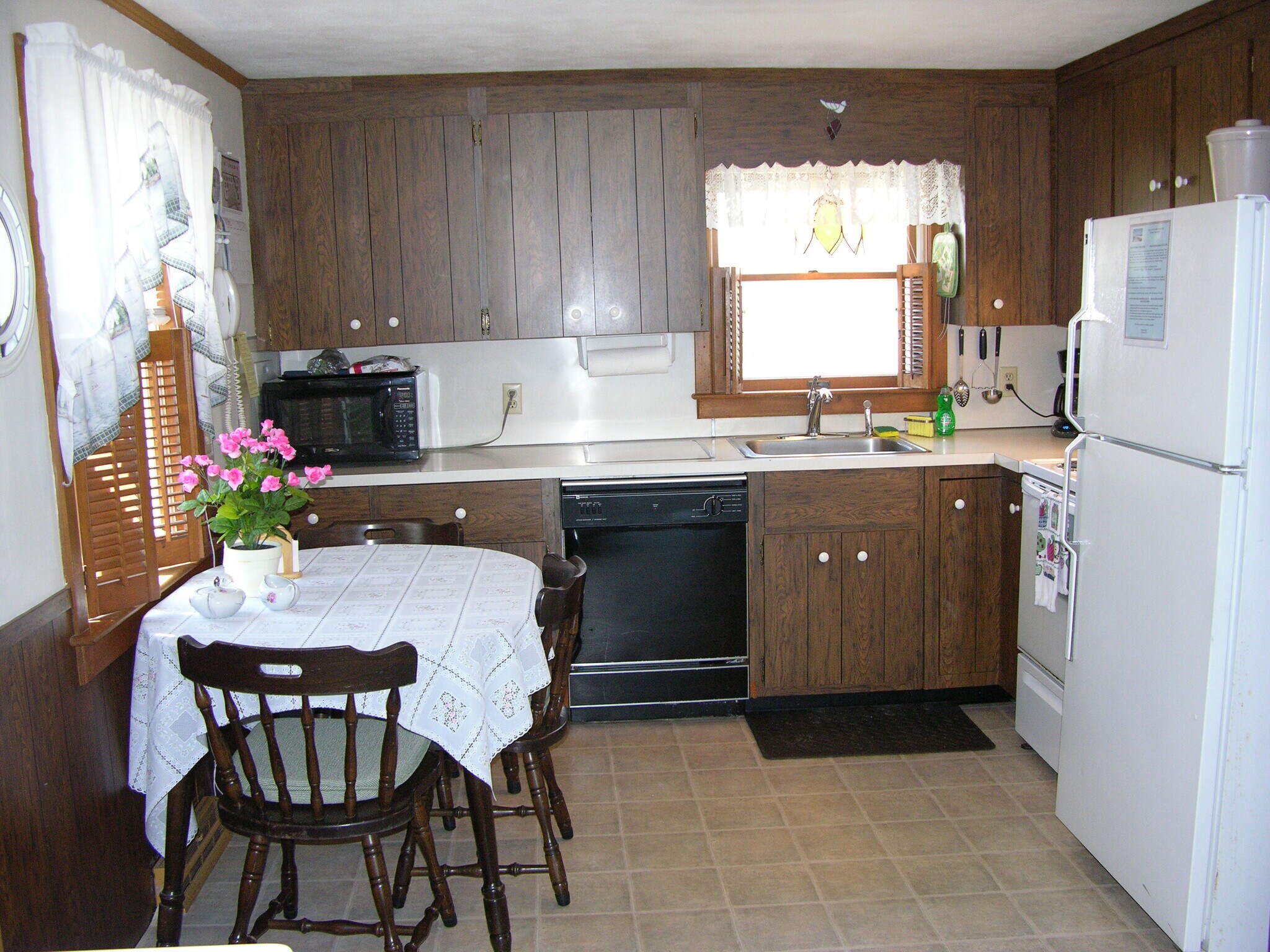 Kitchen and breakfas nook. - 10 Jackson St