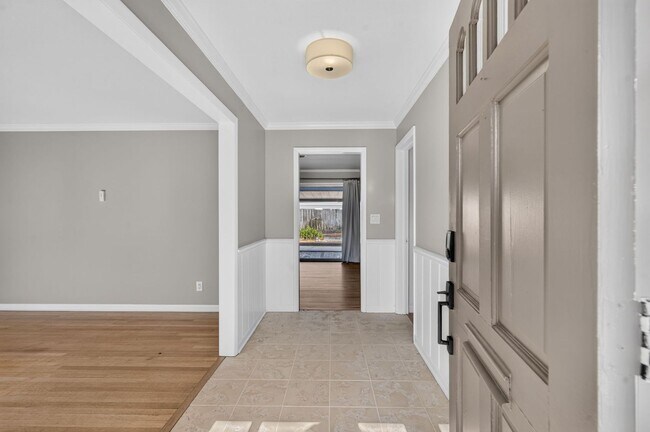 Building Photo - 677 Selkirk Dr