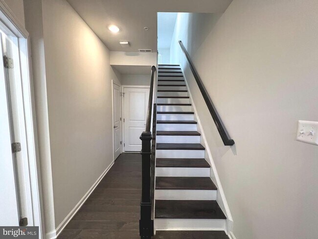 Building Photo - 7801 Rosella Ln