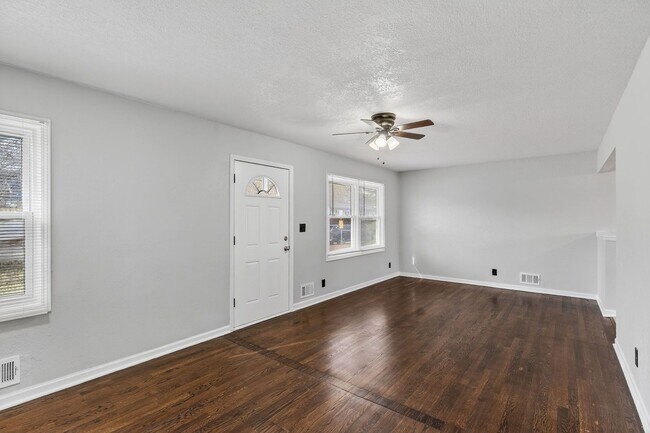 Building Photo - Hard-to-Find 6-Bedroom Home in Grandview!