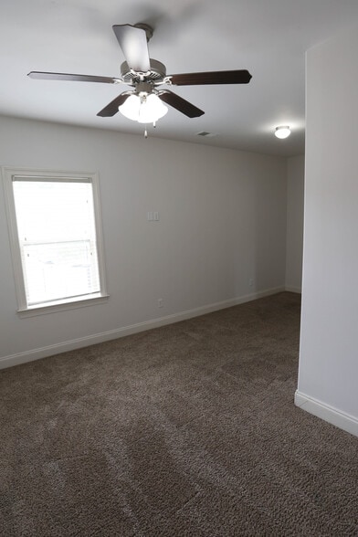 Building Photo - 308 Paul T Cir
