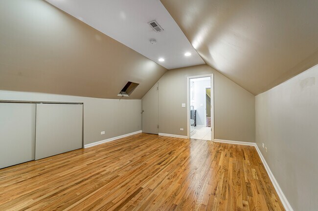 Building Photo - 2042 W Cullerton St