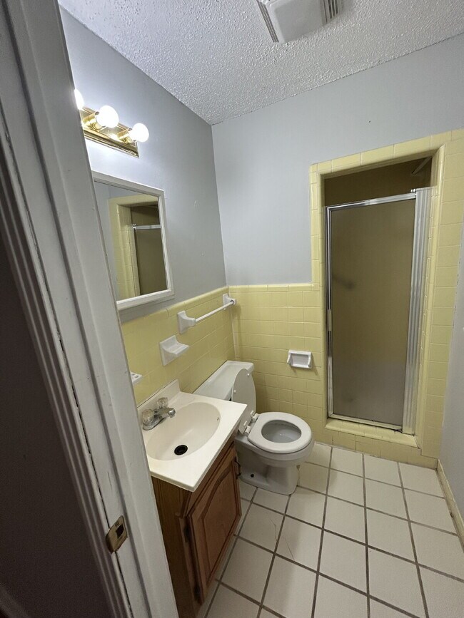Building Photo - 3 Bedroom, 2 Bath Home!