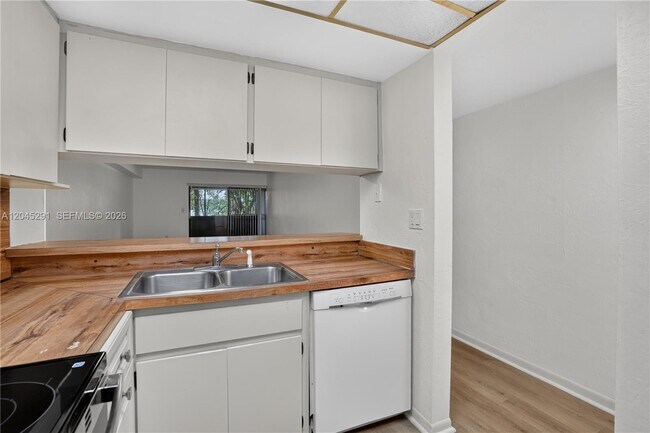 Building Photo - 7420 SW 59th Ave