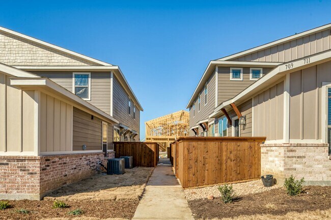 Building Photo - GORGEOUS 2 BEDROOM FOUR PLEX LOCATED IN MIDLOTHIAN ISD!