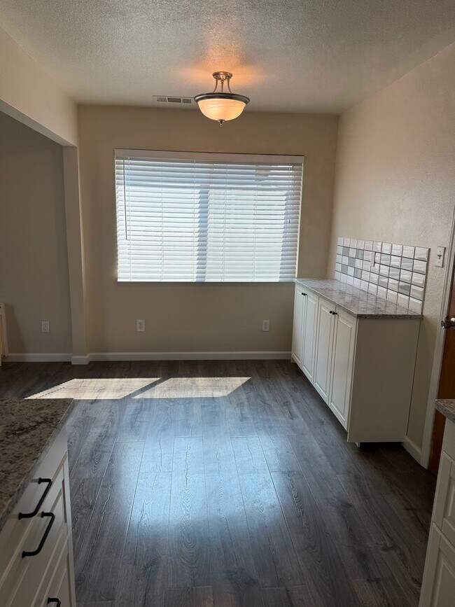 Building Photo - Recently Remodeled Home in Charming Neighborhood