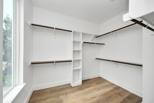 Building Photo - 8206 Colonial Ln