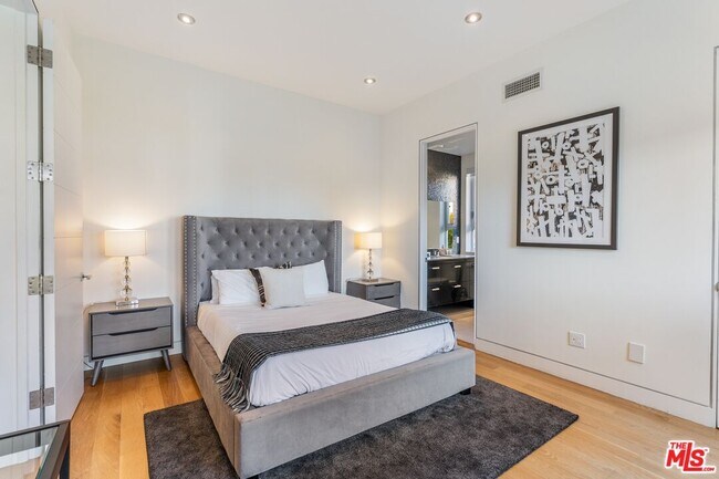 Building Photo - 833 N Orange Grove Ave