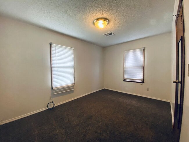 Building Photo - Cute Home for rent in OKC