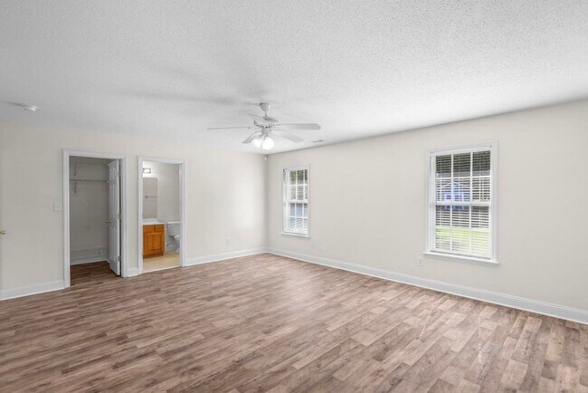 Building Photo - Large Ranch Home with 4BR/ 2 Bath with an ...