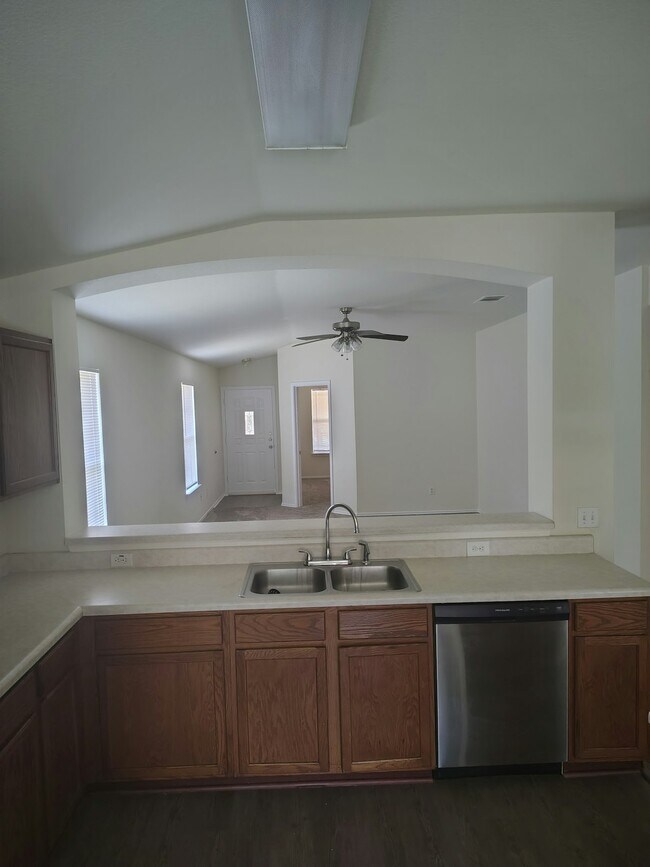 Building Photo - 382 Lake Washington Dr