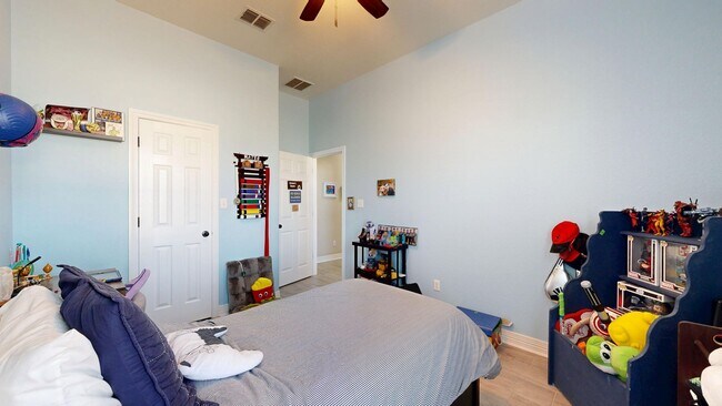 Building Photo - Spacious 4-bedroom, 2.5 bath, 3 car garage...