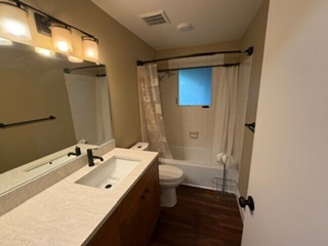 Building Photo - Charming, Spacious, Updated Home in Lake Oswego!
