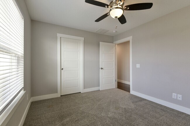 Building Photo - 343 Holts Lake Dr