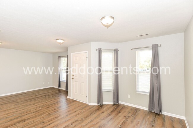 Building Photo - Charm and Convenience: Your Ideal 2-Bedroo...