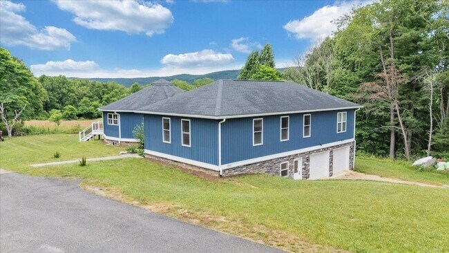 Building Photo - 3202 Mathews Ln