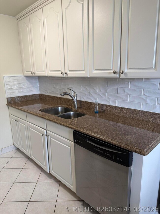 Building Photo - 3037 Cornwall Dr