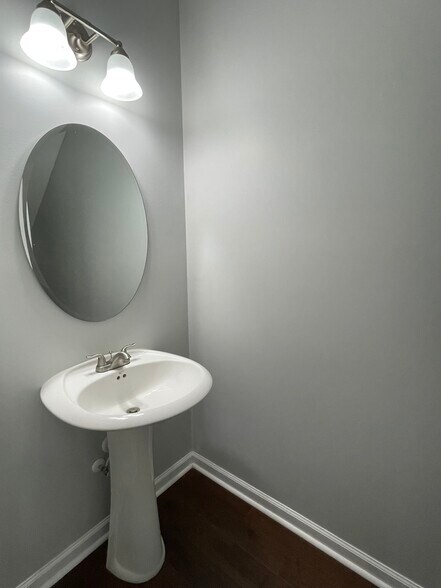 Building Photo - 1605 Villa Cir