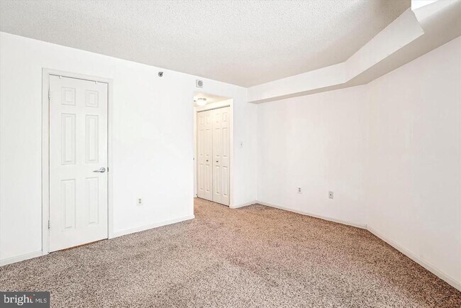 Building Photo - 10101 Grosvenor Pl