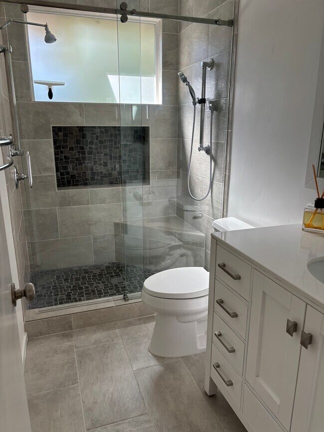 Building Photo - La Crescenta 3 bedroom 2 bath updated home.
