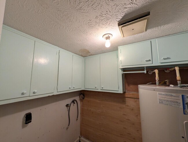 Building Photo - 2834 Woodland Dr