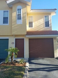 Building Photo - 1 bedroom condo with attached garage in Hunter's Creek