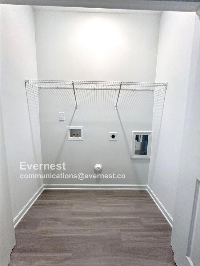 Building Photo - Charming 3-Bedroom Home with Comfortable L...