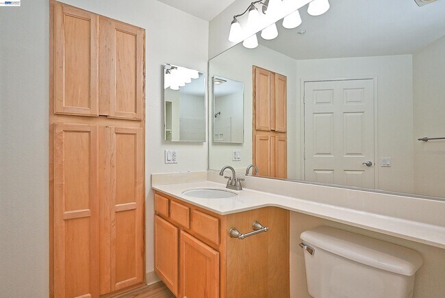 Building Photo - 280 Caldecott Ln