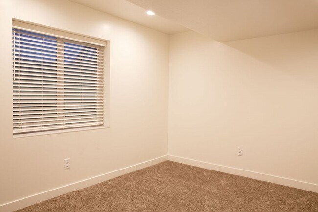 Building Photo - 1204 Sunrise Ln