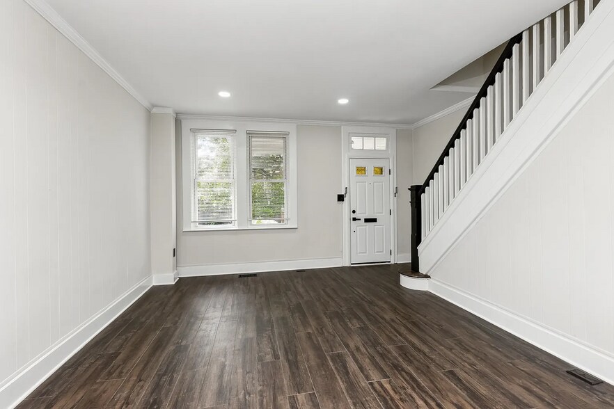 Building Photo - 752 Melville Ave