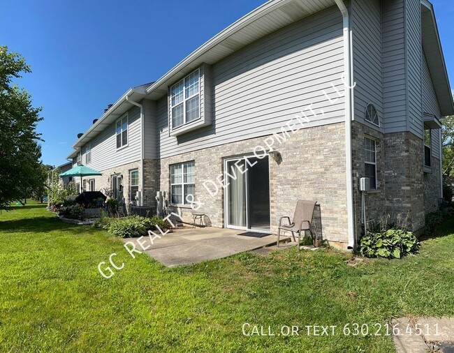 Building Photo - ** 3 BEDROOM / 2.5 BATH / END UNIT / SS AP...