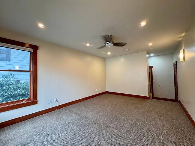 Building Photo - Queen Anne Home