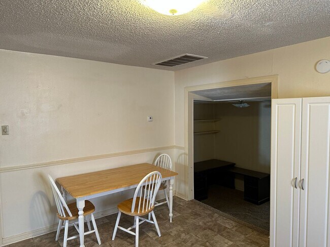 Building Photo - 3 Bed 1 Bath Home