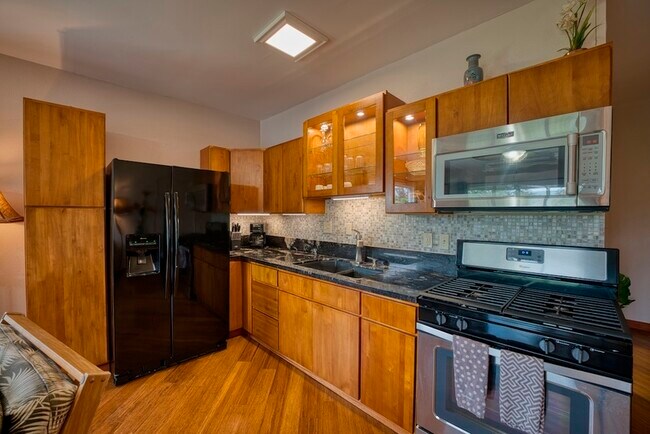 Building Photo - 355 Kalanianaole St