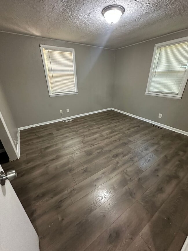 Building Photo - 3bedrooms 1 full bathroom.